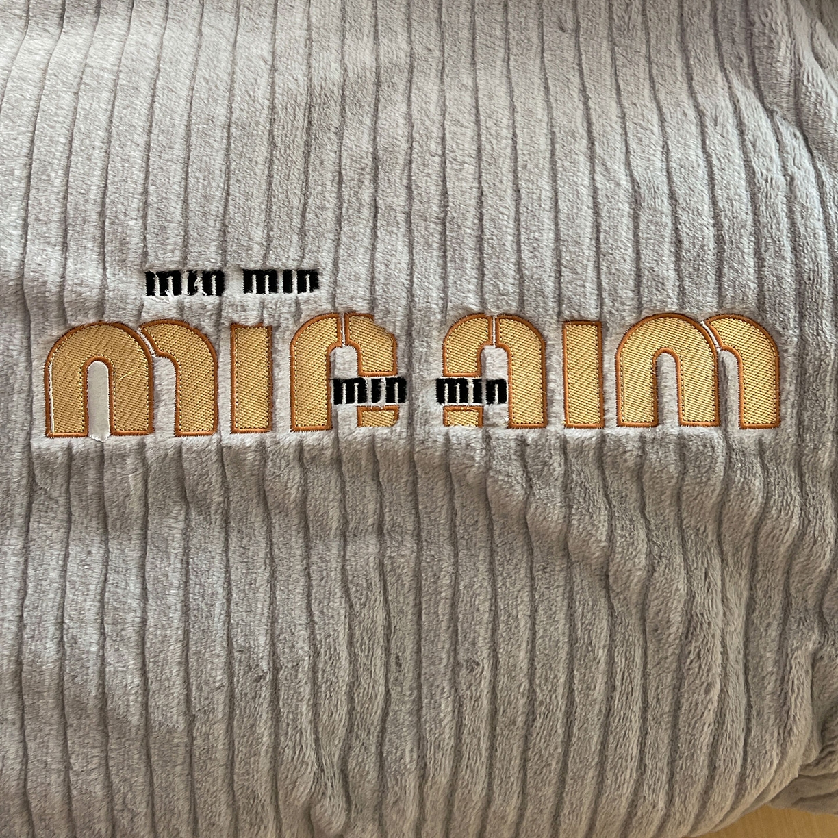 91家纺网 家纺一手货源 找家纺 十方家居 2025新款9斤加厚真兔毛刺绣高克重全消光牛奶绒四件套 MIUMIU-浅灰