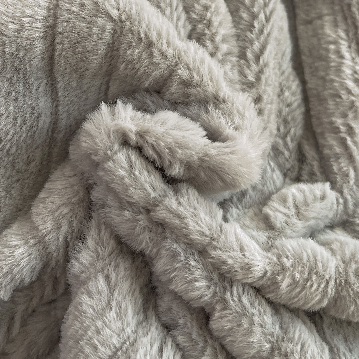 91家纺网 家纺一手货源 找家纺 十方家居 2025新款9斤加厚真兔毛刺绣高克重全消光牛奶绒四件套 MIUMIU-浅灰