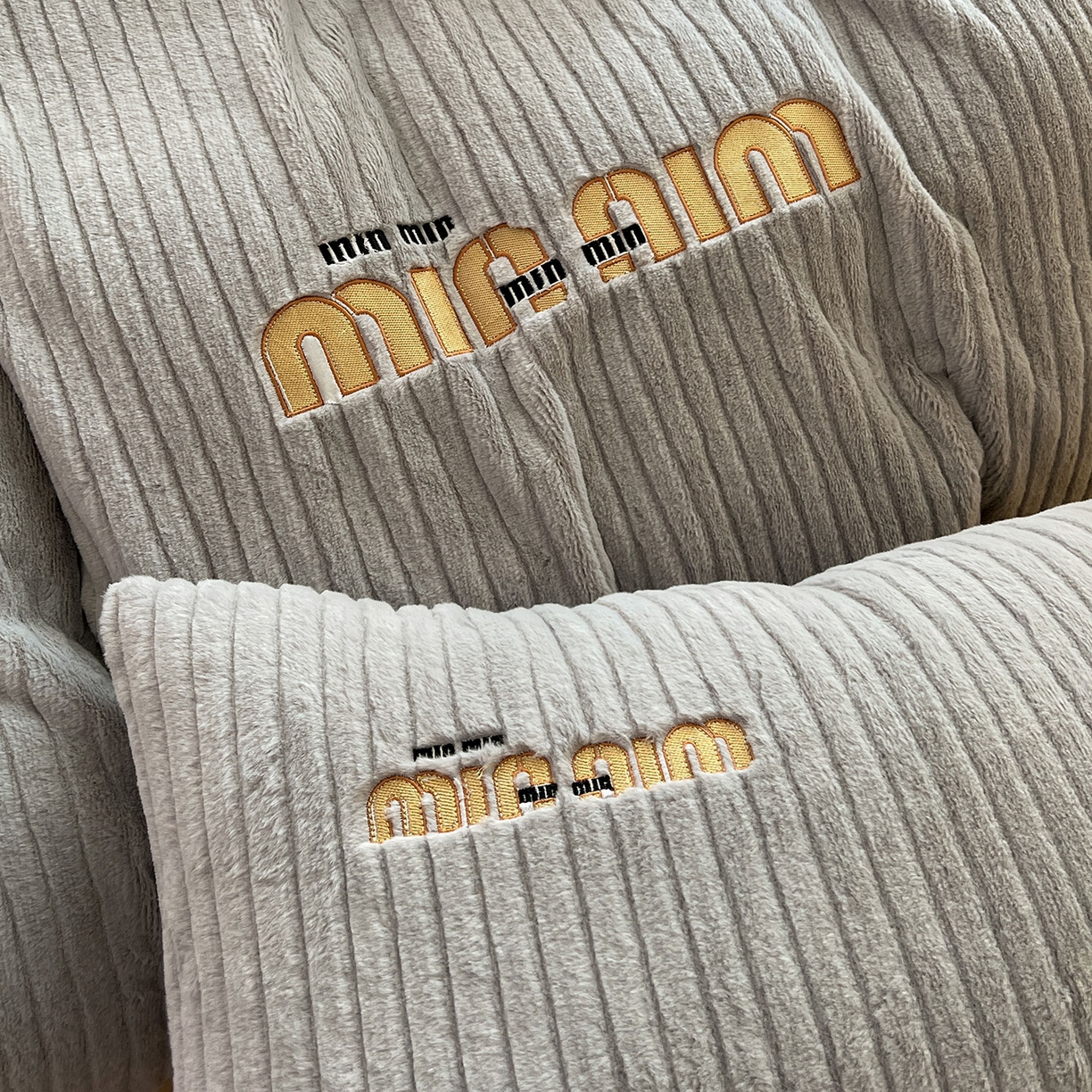 91家纺网 家纺一手货源 找家纺 十方家居 2025新款9斤加厚真兔毛刺绣高克重全消光牛奶绒四件套 MIUMIU-浅灰