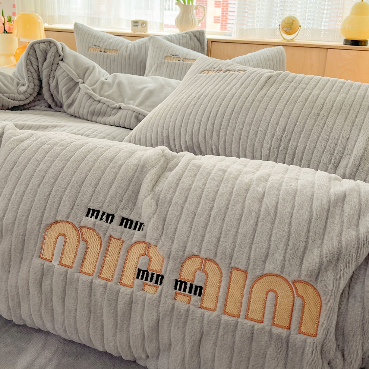 91家纺网 家纺一手货源 找家纺 十方家居 2025新款9斤加厚真兔毛刺绣高克重全消光牛奶绒四件套 MIUMIU-浅灰