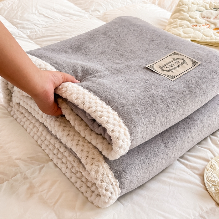 91家纺网 家纺一手货源 找家纺 眠博士 2025新款高克重牛奶绒轻奢大包边毛毯被套 轻奢毛毯-浅灰