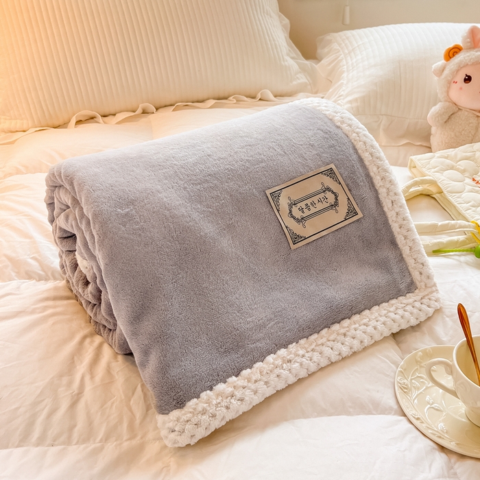 91家纺网 家纺一手货源 找家纺 眠博士 2025新款高克重牛奶绒轻奢大包边毛毯被套 轻奢毛毯-浅灰