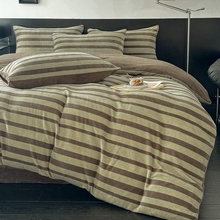 91家纺网 家纺一手货源 找家纺 子曰 2025新款A类高克重蒂肤绒羊绒保暖印花四件套 绿条纹-棕