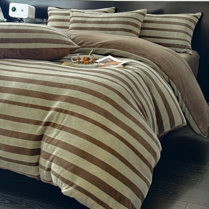 91家纺网 家纺一手货源 找家纺 子曰 2025新款A类高克重蒂肤绒羊绒保暖印花四件套 绿条纹-棕