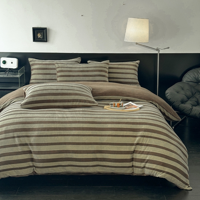 91家纺网 家纺一手货源 找家纺 子曰 2025新款A类高克重蒂肤绒羊绒保暖印花四件套 绿条纹-棕