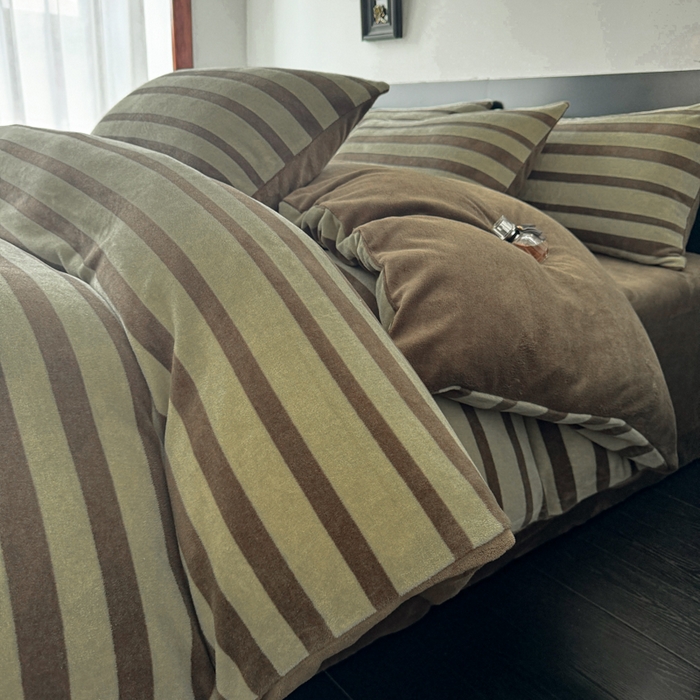 91家纺网 家纺一手货源 找家纺 子曰 2025新款A类高克重蒂肤绒羊绒保暖印花四件套 绿条纹-棕