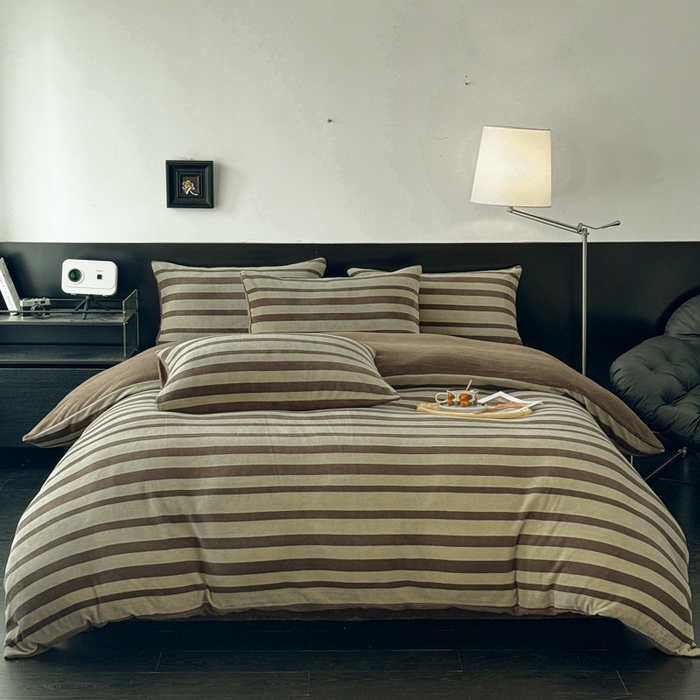 91家纺网 家纺一手货源 找家纺 子曰 2025新款A类高克重蒂肤绒羊绒保暖印花四件套 绿条纹-棕