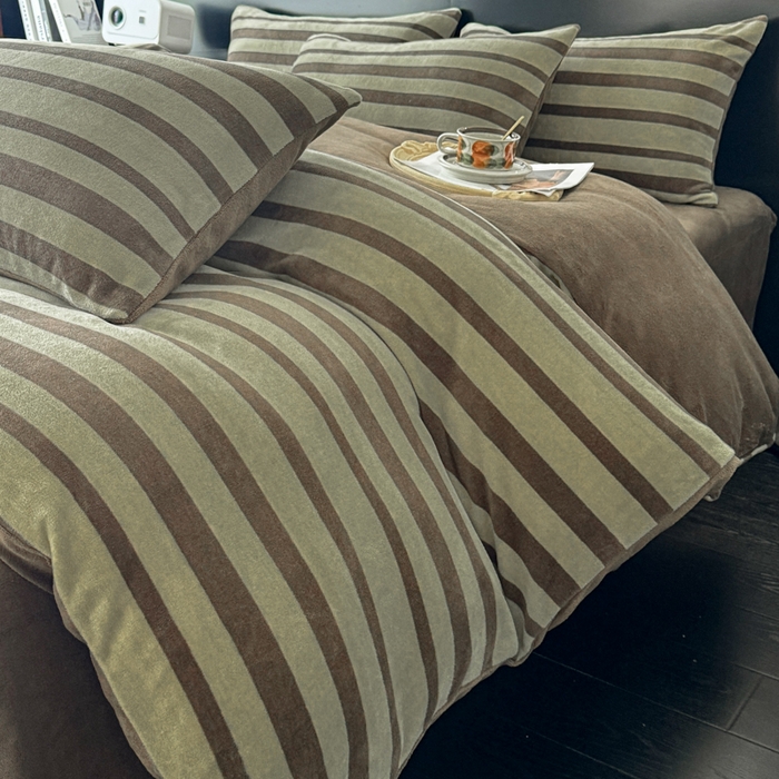 91家纺网 家纺一手货源 找家纺 子曰 2025新款A类高克重蒂肤绒羊绒保暖印花四件套 绿条纹-棕