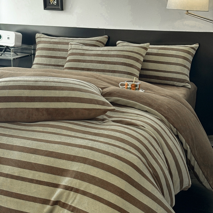 91家纺网 家纺一手货源 找家纺 子曰 2025新款A类高克重蒂肤绒羊绒保暖印花四件套 绿条纹-棕