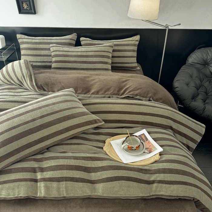 91家纺网 家纺一手货源 找家纺 子曰 2025新款A类高克重蒂肤绒羊绒保暖印花四件套 绿条纹-棕