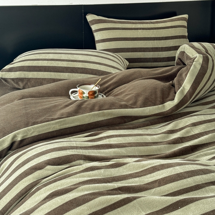 91家纺网 家纺一手货源 找家纺 子曰 2025新款A类高克重蒂肤绒羊绒保暖印花四件套 绿条纹-棕