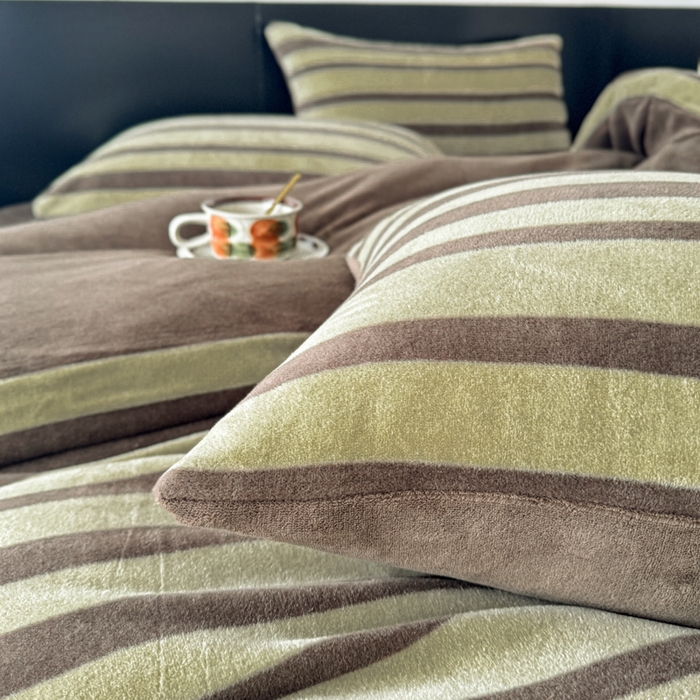 91家纺网 家纺一手货源 找家纺 子曰 2025新款A类高克重蒂肤绒羊绒保暖印花四件套 绿条纹-棕