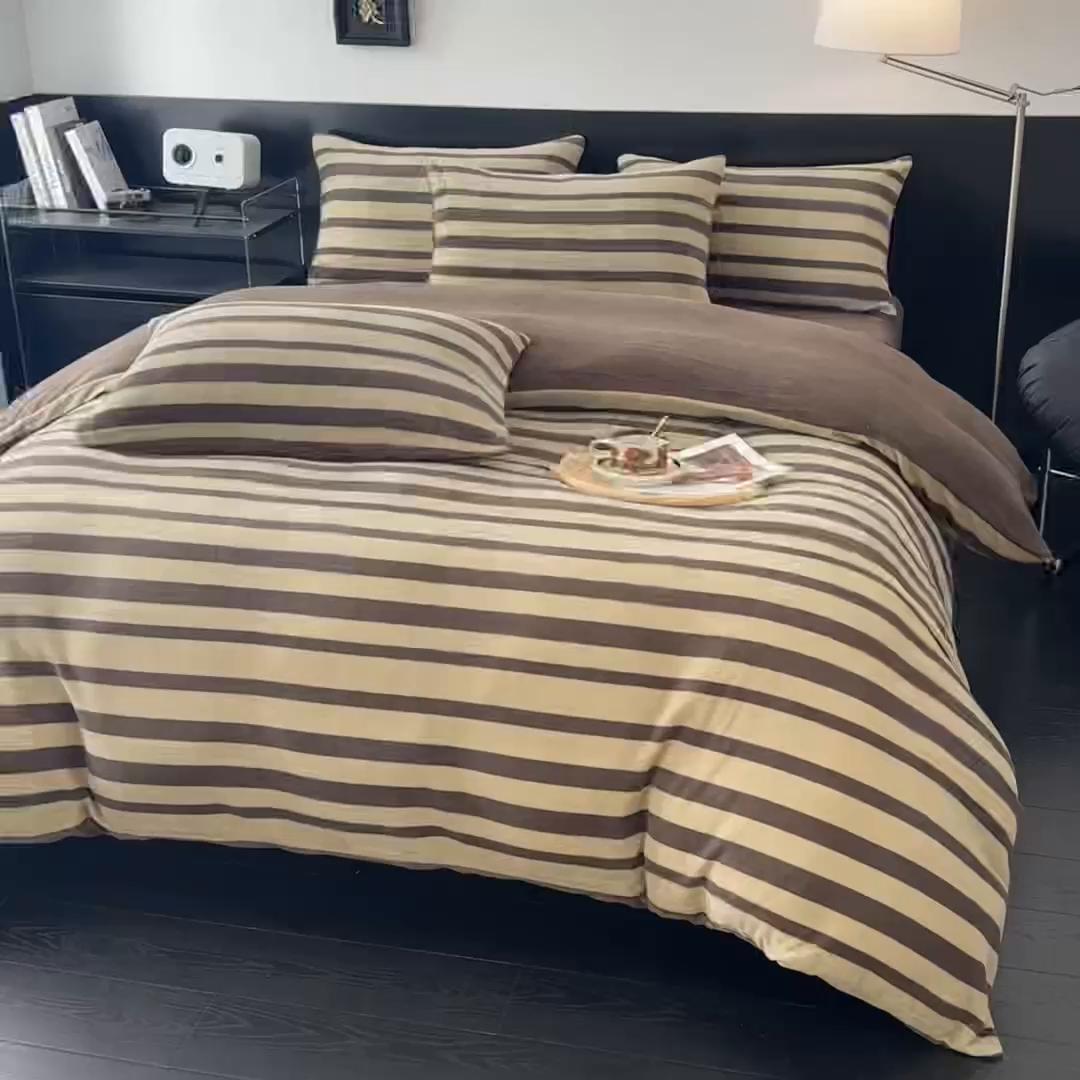 91家纺网 家纺一手货源 找家纺 子曰 2025新款A类高克重蒂肤绒羊绒保暖印花四件套 绿条纹-棕