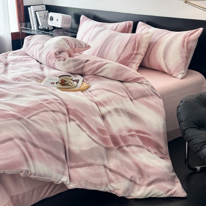 91家纺网 家纺一手货源 找家纺 子曰 2025新款A类高克重蒂肤绒羊绒保暖印花四件套 沐光-粉