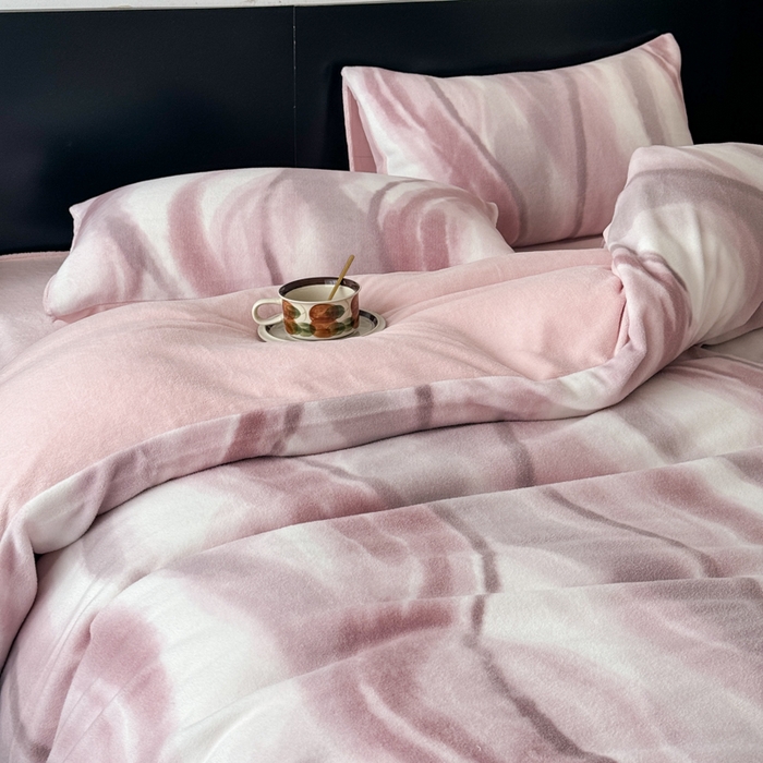 91家纺网 家纺一手货源 找家纺 子曰 2025新款A类高克重蒂肤绒羊绒保暖印花四件套 沐光-粉