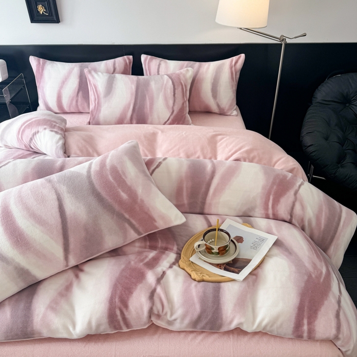 91家纺网 家纺一手货源 找家纺 子曰 2025新款A类高克重蒂肤绒羊绒保暖印花四件套 沐光-粉