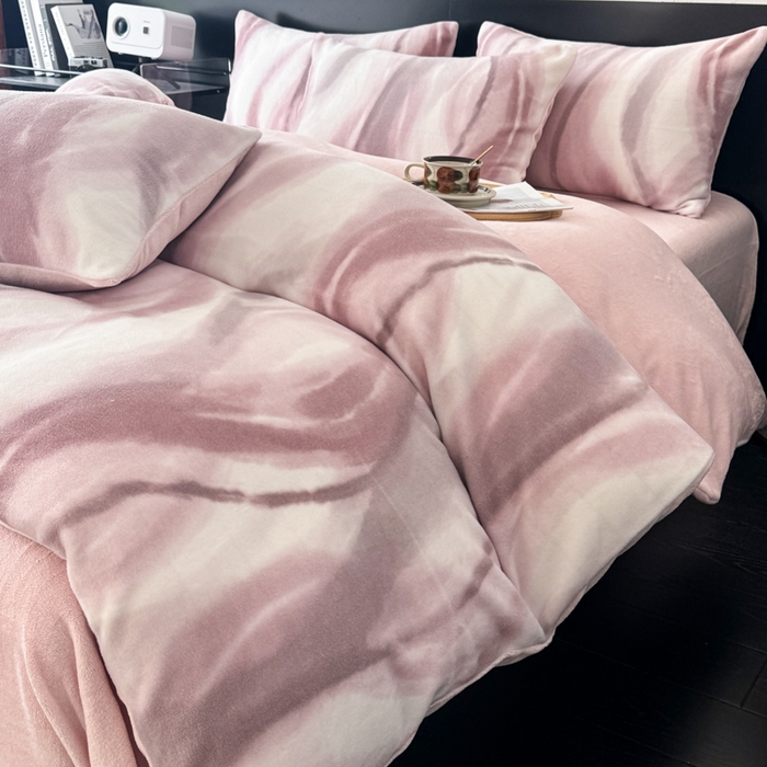 91家纺网 家纺一手货源 找家纺 子曰 2025新款A类高克重蒂肤绒羊绒保暖印花四件套 沐光-粉