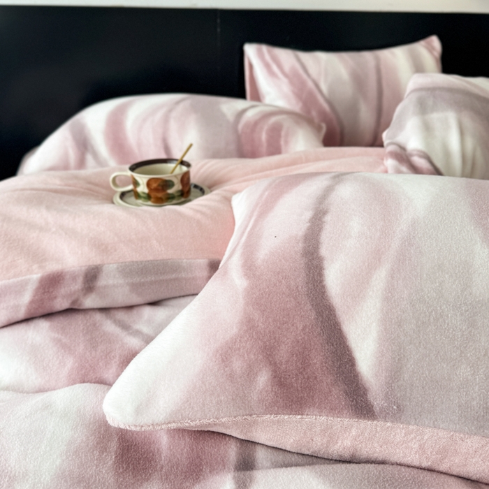 91家纺网 家纺一手货源 找家纺 子曰 2025新款A类高克重蒂肤绒羊绒保暖印花四件套 沐光-粉