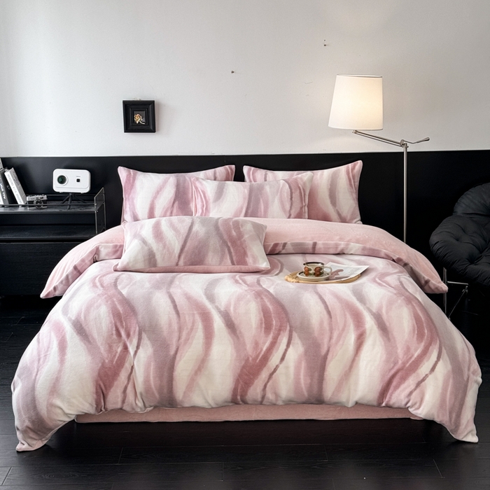 91家纺网 家纺一手货源 找家纺 子曰 2025新款A类高克重蒂肤绒羊绒保暖印花四件套 沐光-粉