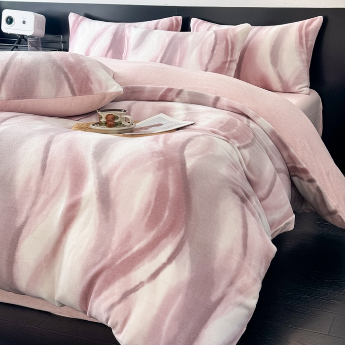 91家纺网 家纺一手货源 找家纺 子曰 2025新款A类高克重蒂肤绒羊绒保暖印花四件套 沐光-粉