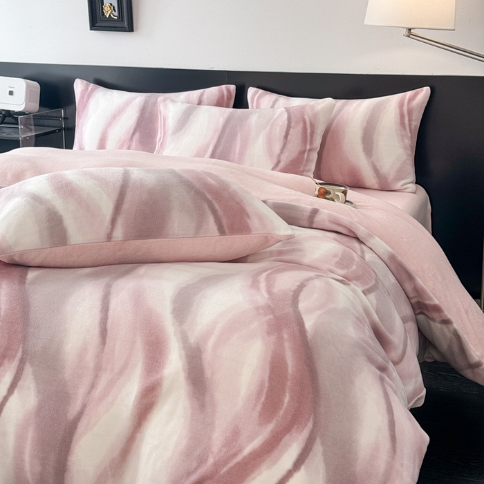 91家纺网 家纺一手货源 找家纺 子曰 2025新款A类高克重蒂肤绒羊绒保暖印花四件套 沐光-粉