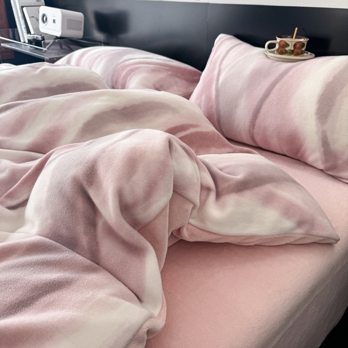 91家纺网 家纺一手货源 找家纺 子曰 2025新款A类高克重蒂肤绒羊绒保暖印花四件套 沐光-粉