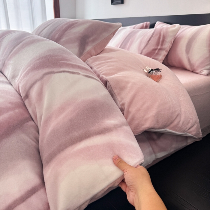 91家纺网 家纺一手货源 找家纺 子曰 2025新款A类高克重蒂肤绒羊绒保暖印花四件套 沐光-粉