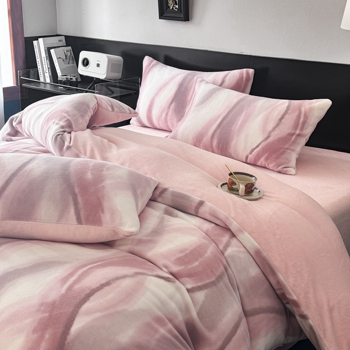 91家纺网 家纺一手货源 找家纺 子曰 2025新款A类高克重蒂肤绒羊绒保暖印花四件套 沐光-粉