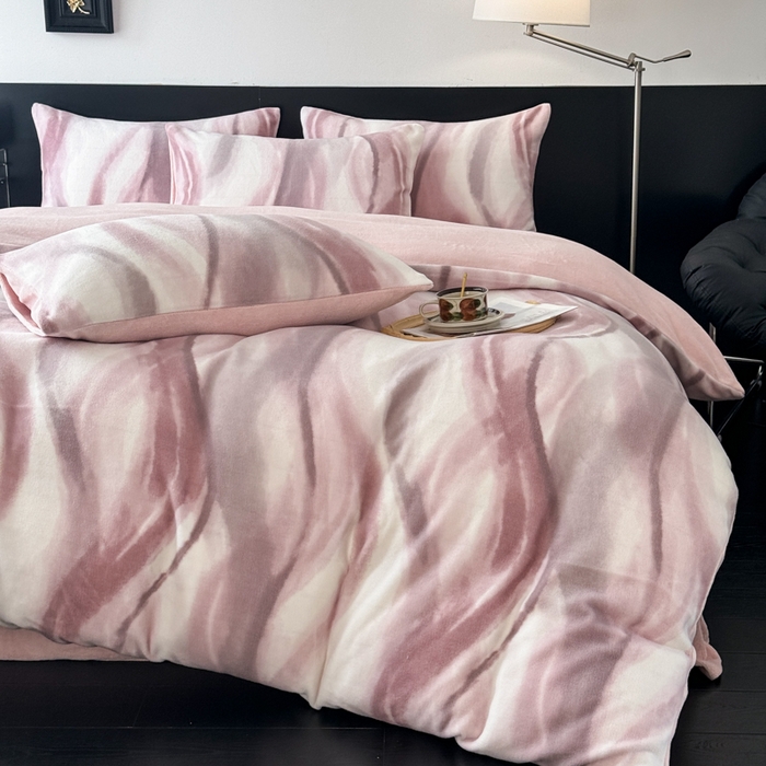 91家纺网 家纺一手货源 找家纺 子曰 2025新款A类高克重蒂肤绒羊绒保暖印花四件套 沐光-粉