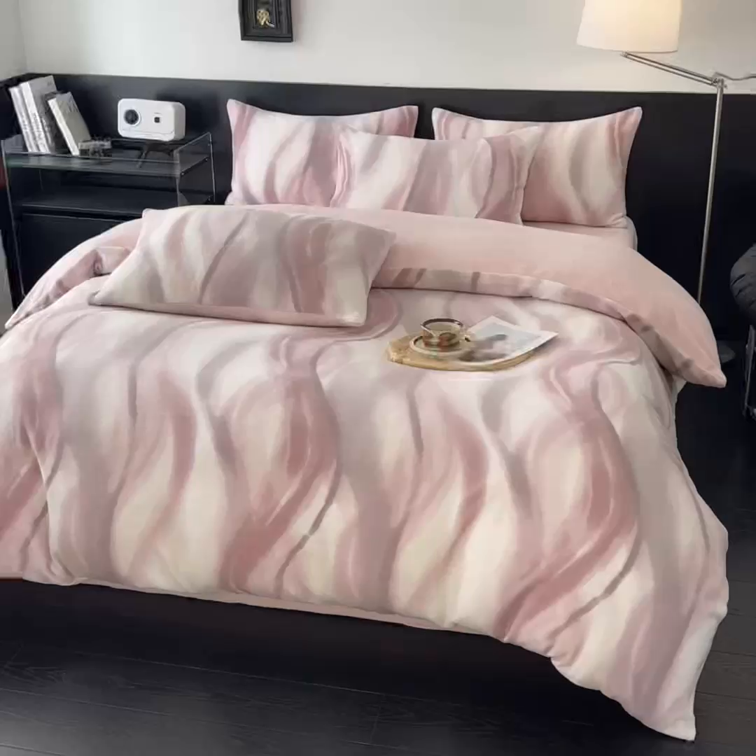 91家纺网 家纺一手货源 找家纺 子曰 2025新款A类高克重蒂肤绒羊绒保暖印花四件套 沐光-粉