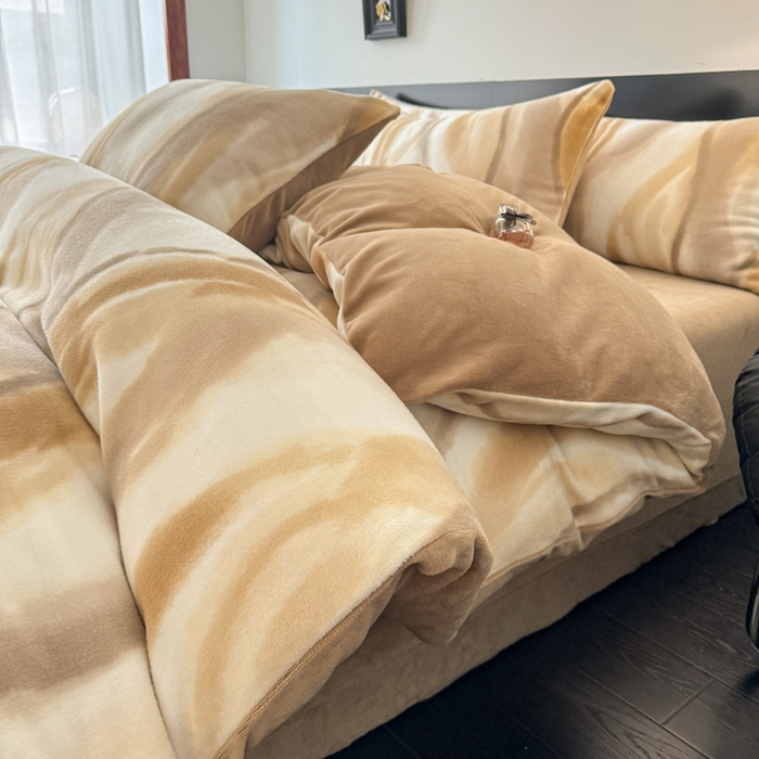 91家纺网 家纺一手货源 找家纺 子曰 2025新款A类高克重蒂肤绒羊绒保暖印花四件套 沐光-咖