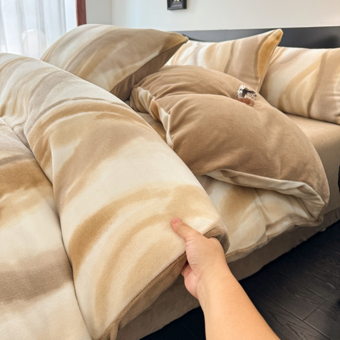 91家纺网 家纺一手货源 找家纺 子曰 2025新款A类高克重蒂肤绒羊绒保暖印花四件套 沐光-咖