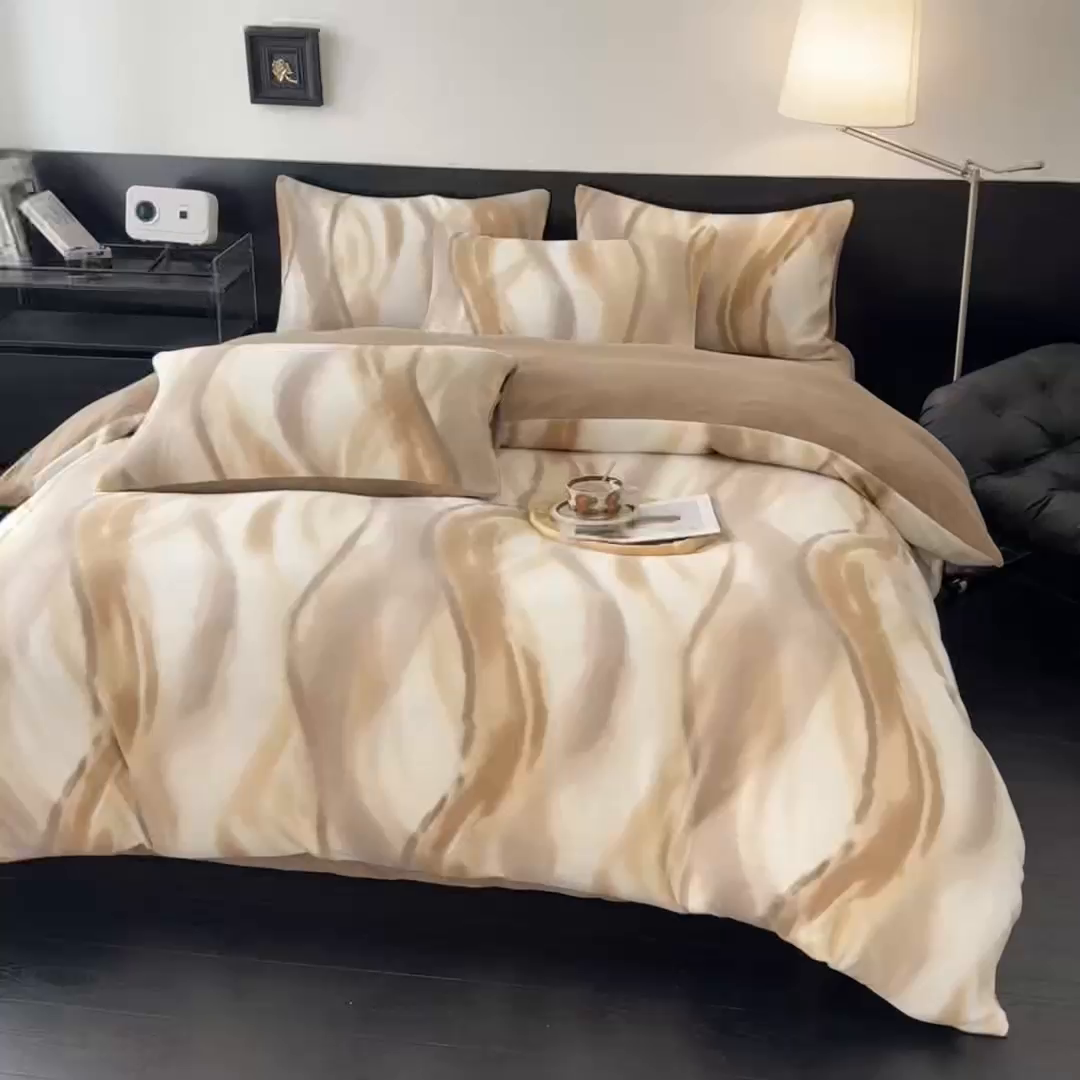 91家纺网 家纺一手货源 找家纺 子曰 2025新款A类高克重蒂肤绒羊绒保暖印花四件套 沐光-咖