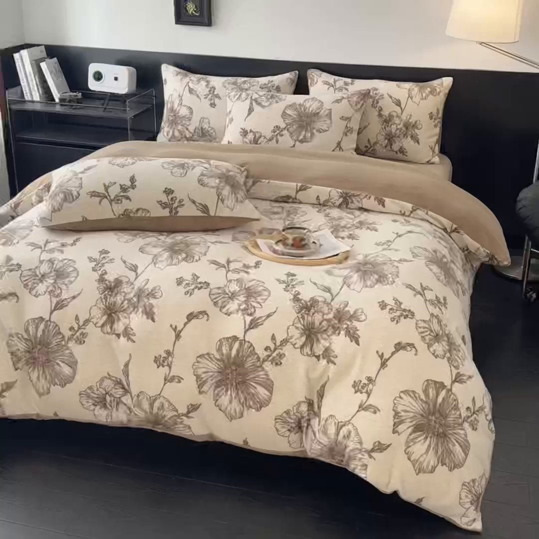 91家纺网 家纺一手货源 找家纺 子曰 2025新款A类高克重蒂肤绒羊绒保暖印花四件套 柔梦-咖