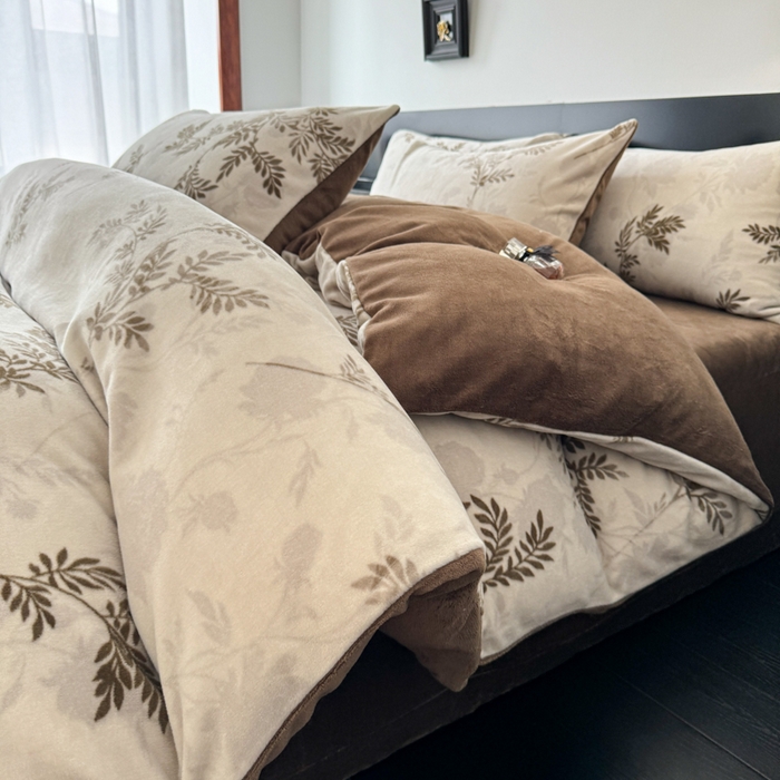 91家纺网 家纺一手货源 找家纺 子曰 2025新款A类高克重蒂肤绒羊绒保暖印花四件套 叶恋-棕