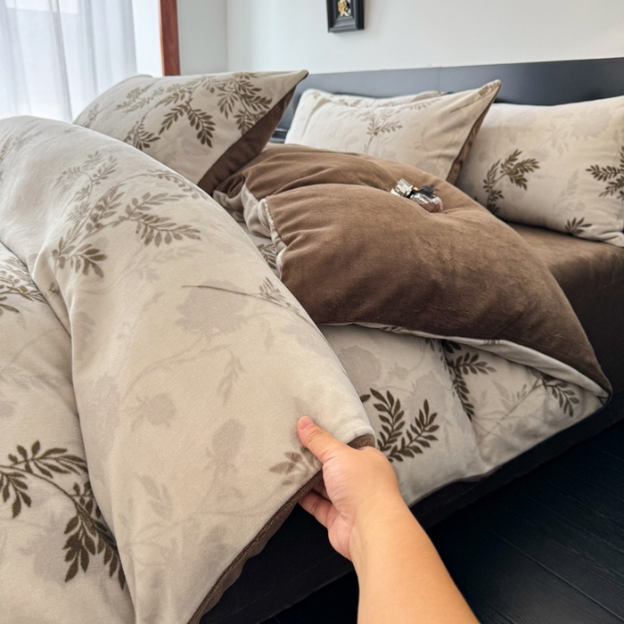 91家纺网 家纺一手货源 找家纺 子曰 2025新款A类高克重蒂肤绒羊绒保暖印花四件套 叶恋-棕