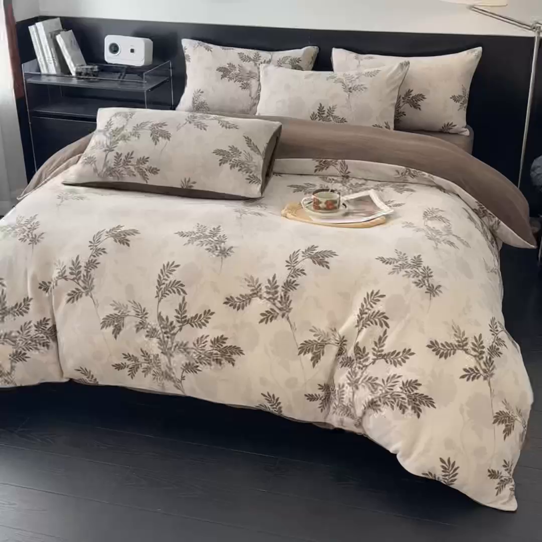 91家纺网 家纺一手货源 找家纺 子曰 2025新款A类高克重蒂肤绒羊绒保暖印花四件套 叶恋-棕