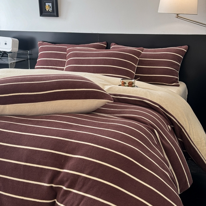 91家纺网 家纺一手货源 找家纺 子曰 2025新款A类高克重蒂肤绒羊绒保暖印花四件套 紫条纹-浅米