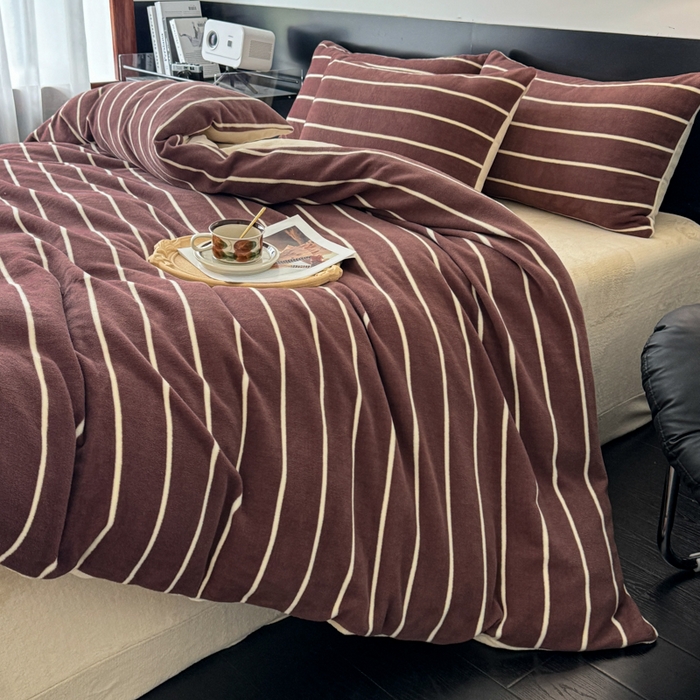 91家纺网 家纺一手货源 找家纺 子曰 2025新款A类高克重蒂肤绒羊绒保暖印花四件套 紫条纹-浅米