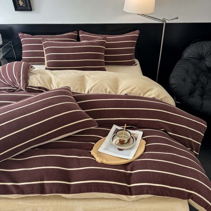 91家纺网 家纺一手货源 找家纺 子曰 2025新款A类高克重蒂肤绒羊绒保暖印花四件套 紫条纹-浅米