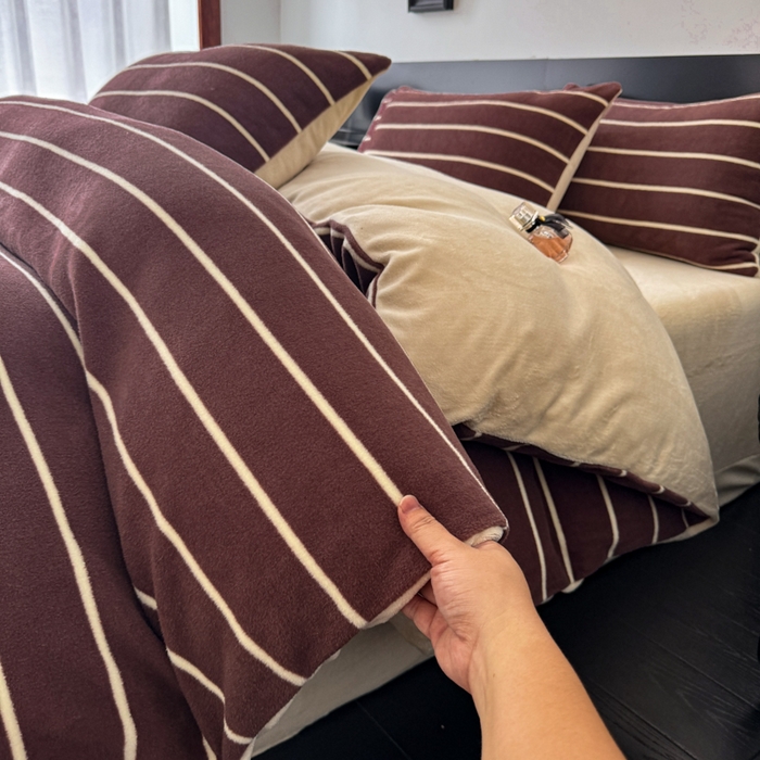 91家纺网 家纺一手货源 找家纺 子曰 2025新款A类高克重蒂肤绒羊绒保暖印花四件套 紫条纹-浅米