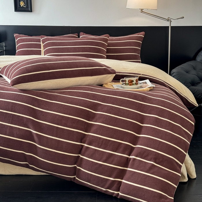 91家纺网 家纺一手货源 找家纺 子曰 2025新款A类高克重蒂肤绒羊绒保暖印花四件套 紫条纹-浅米