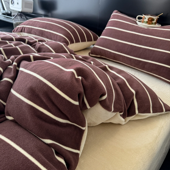 91家纺网 家纺一手货源 找家纺 子曰 2025新款A类高克重蒂肤绒羊绒保暖印花四件套 紫条纹-浅米