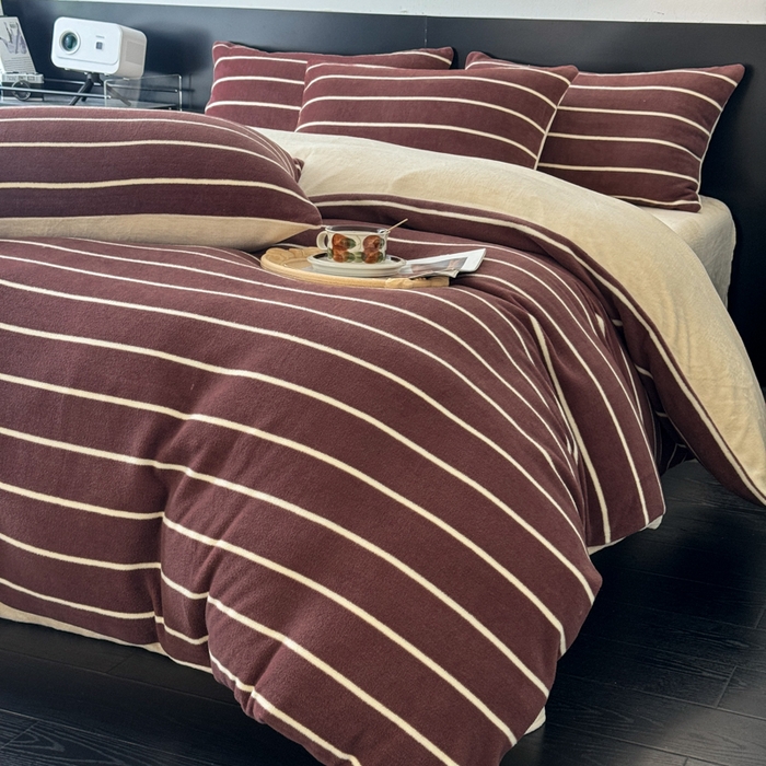 91家纺网 家纺一手货源 找家纺 子曰 2025新款A类高克重蒂肤绒羊绒保暖印花四件套 紫条纹-浅米