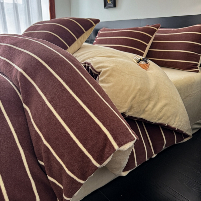 91家纺网 家纺一手货源 找家纺 子曰 2025新款A类高克重蒂肤绒羊绒保暖印花四件套 紫条纹-浅米