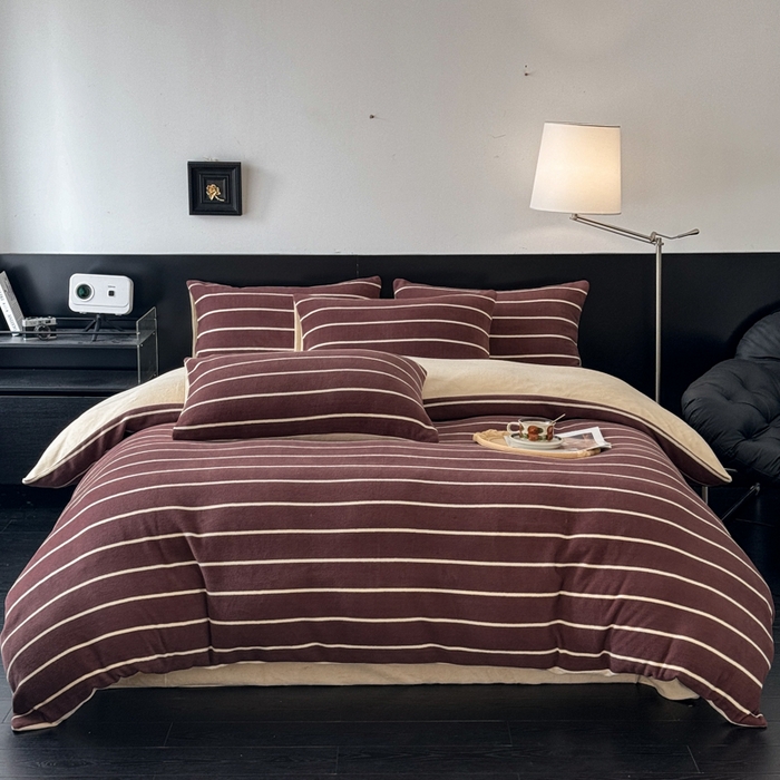 91家纺网 家纺一手货源 找家纺 子曰 2025新款A类高克重蒂肤绒羊绒保暖印花四件套 紫条纹-浅米