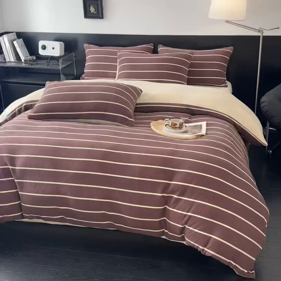 91家纺网 家纺一手货源 找家纺 子曰 2025新款A类高克重蒂肤绒羊绒保暖印花四件套 紫条纹-浅米