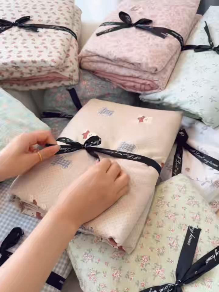 91家纺网 家纺一手货源 找家纺 兜米家居 2025新款古法水洗棉印花小清新四件套 波点小熊