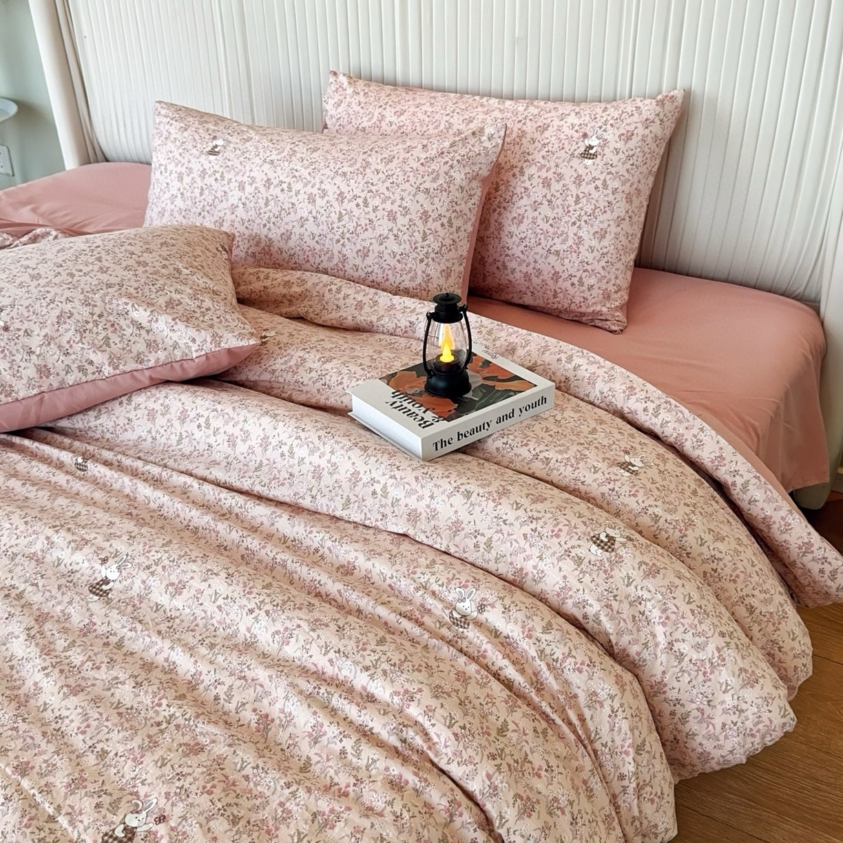 91家纺网 家纺一手货源 找家纺 兜米家居 2025新款古法水洗棉印花小清新四件套 花枝兔粉