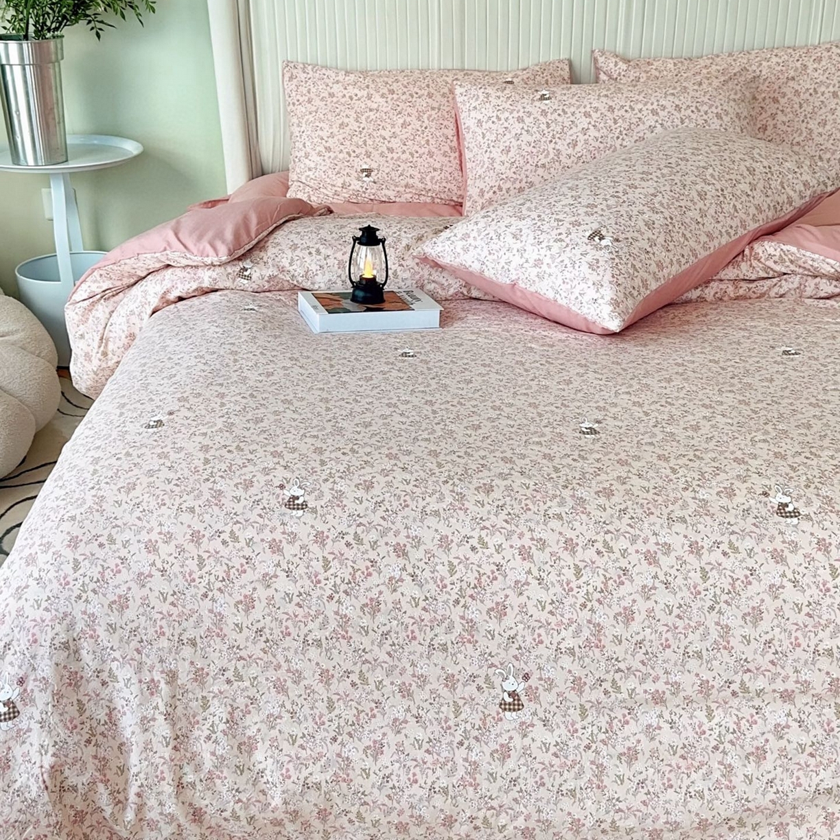 91家纺网 家纺一手货源 找家纺 兜米家居 2025新款古法水洗棉印花小清新四件套 花枝兔粉